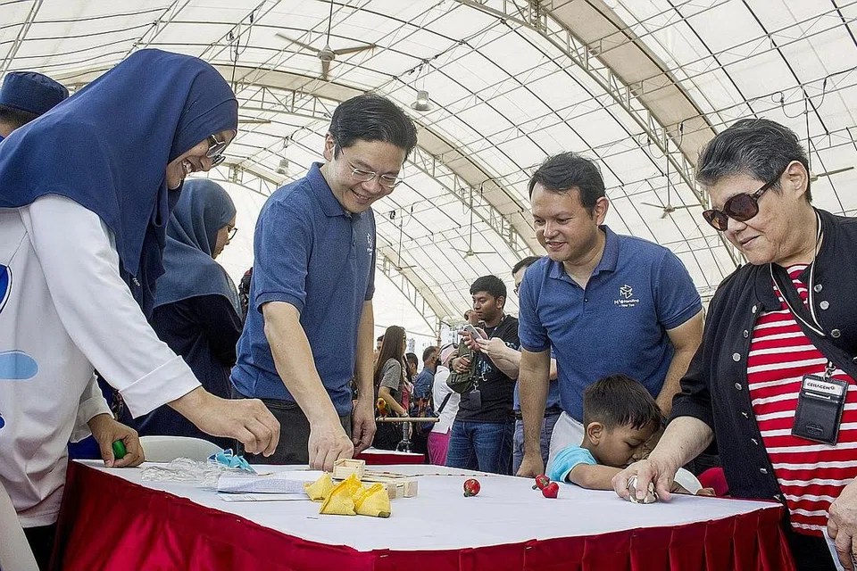 M3 DI MARSILING: Menteri Pembangunan Negara Encik Lawrence Wong (kiri) dan Menteri Negara (Tenaga Manusia merapngkap Pembangunan Negara), Encik Zaqy Mohamad di majlis pelancaran M³@Marsiling-Yew Tee sempena Pesta Kesihatan 2.0 di Taman Sukan Mega Woodgrove pada 7 Julai lalu. - Foto M³ MARSILING-YEW TEE GRC 