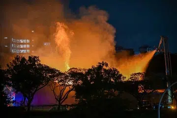 Foto menunjukkan kebakaran yang masih berlaku pada 7.30 malam. 