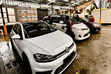 Pekerja kedai cuci kereta berlumba menyiapkan permintaan daripada pelanggan yang kebanyakannya datang dari Singapura.