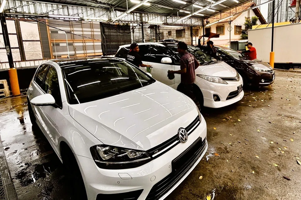 Pekerja kedai cuci kereta berlumba menyiapkan permintaan daripada pelanggan yang kebanyakannya datang dari Singapura.