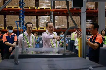 BERAS DILINDUNG DARI PEROSAK: (dari kiri) Dr Koh, Dr Tan, mengunjungi kemudahan SSW di Pasir Panjang Rd, dan mendengar penjelasan daripada Encik Ong mengenai Teknologi Kotak MAP, di mana oksigen dikeluarkan dari kotak sementara gas lengai dipam ke dalamnya. - Foto BH oleh JASON QUAH