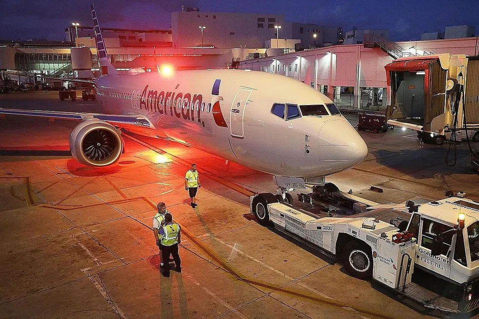 KHIDMAT DIGANTUNG: Pesawat Boeing 737 Max 8 milik syarikat penerbangan American Airlines ditunda ke tempat lain di Lapangan Terbang Antarabangsa Miami, Florida, Amerika Syarikat, kelmarin. Langkah itu menyusuli pengumuman larangan terbang terhadap pesawat jenis itu di Amerika dek bimbang aspek keselamatan. - Foto AFP