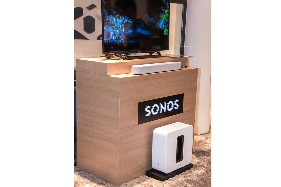 TEKNOLOGI MAJU: Sonos telah melancarkan produk terbaru mereka, Sonos Beam (alatan berwarna putih di hadapan televisyen). - Foto ZALEHA ABDUL KADER