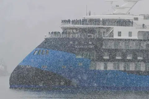 Kapal peleseran ‘The Ocean Victory’ membawa pelancong di kawasan barat Antartika pada 24 Januari lalu. 