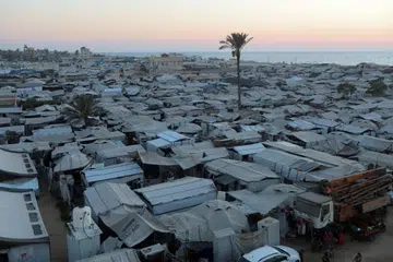 Rakyat Palestin yang kehilangan tempat tinggal berlindung di sebuah kem khemah di Khan Younis, selatan Gaza. Dalam ucapan sulungnya sebagai ketua baharu Biro Politik Hamas, Khalil al-Hayya berikrar akan berusaha menghentikan serangan Israel, mempercepatkan pembinaan semula Gaza, mengembalikan kehidupan yang bermaruah kepada penduduk serta menolak sebarang usaha memindahkan rakyat Palestin keluar dari wilayah itu.