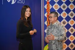 Menteri Kebudayaan, Masyarakat dan Belia merangkap Menteri Kedua Undang-Undang, Encik Edwin Tong, bersama srikandi tenis Britain, Emma Raducanu, semasa majlis sambutan Kejohanan Tenis Singapura 2025.