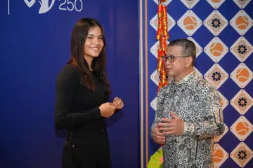 Menteri Kebudayaan, Masyarakat dan Belia merangkap Menteri Kedua Undang-Undang, Encik Edwin Tong, bersama srikandi tenis Britain, Emma Raducanu, semasa majlis sambutan Kejohanan Tenis Singapura 2025.