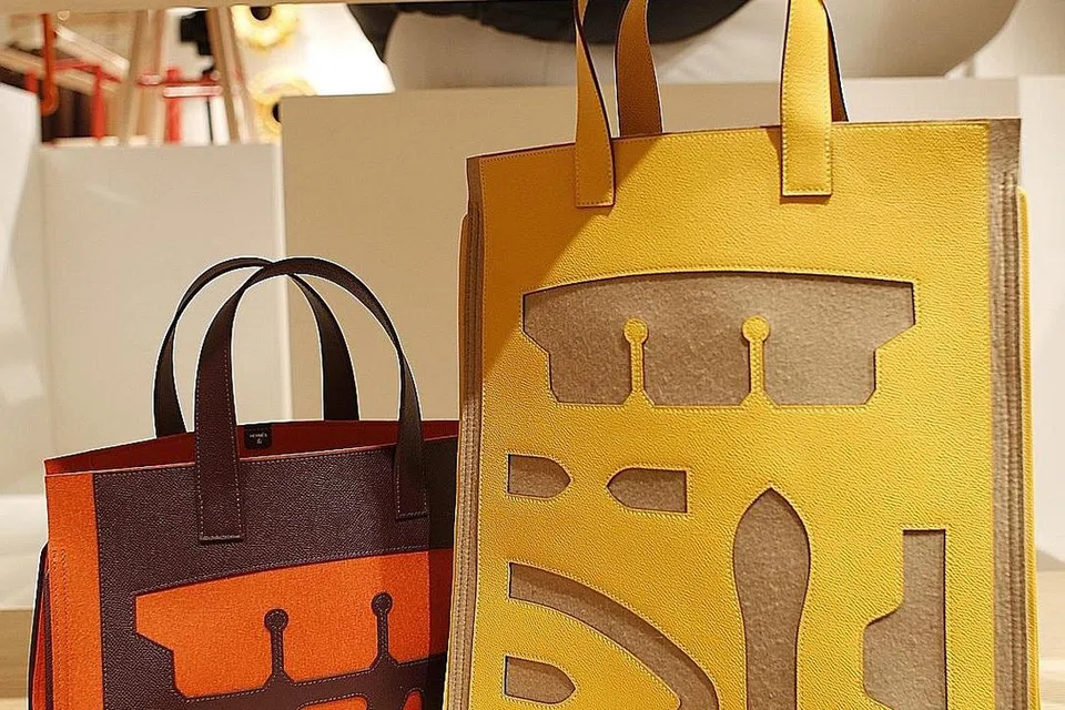 MENARIK WALAUPUN DARIPADA BAHAN KITAR SEMULA: Dua koleksi beg untuk beli-belah yang disalut dengan lapisan kulit yang diambil daripada bahagian beg kulit yang lain. Ia antara barangan fesyen wanita yang pernah dipamerkan di Petit h Hermes di Liat Towers. - Foto fail
