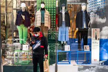 Generation Z  – yang lahir antara 1997 dengan 2012 – dikatakan semakin terlibat dalam “perbelanjaan habis-habisan” iaitu satu bentuk terapi beli-belah bagi mengatasi tekanan harian lebih daripada generasi yang sebelumnya.