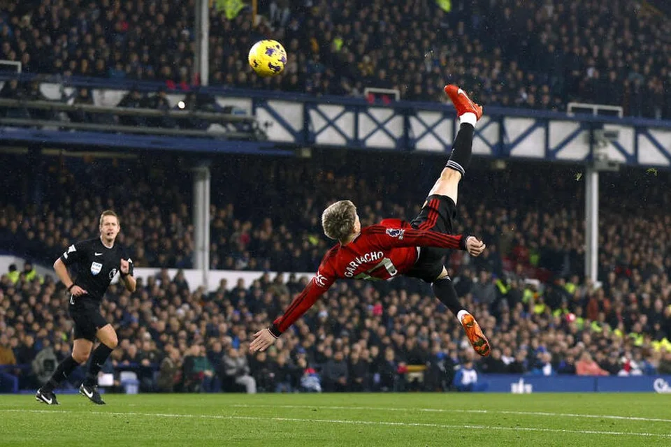 MANTAP: Pemain Manchester United, Alejandro Garnacho, menjaring satu gol menakjubkan pada minit ketiga untuk membantu pasukan pelawat menang 3-0 ke atas Everton dalam Liga Perdana England pada Ahad. 