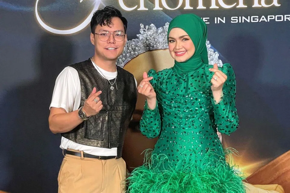 Hyrul Anuar (kiri) bersama Biduanita Negara, Datuk Seri Siti Nurhaliza, kali terakhir bersua di ‘Konsert  Fenomena - Datuk Seri Siti Nurhaliza Live In Singapore’ pada Jun 2024.