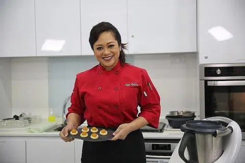SEDAP TETAPI SIHAT: Syarikat Cik Rita telah bekerjasama dengan syarikat Thermomix bagi menghasilkan resipi kuih tart nanas tanpa gula. - Foto ihsan RITA ZAHARA MOHAMED NAZEER