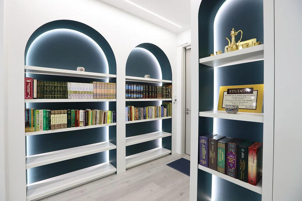 Hab Belia Masjid Bencoleen dihiasi indah dengan rak-rak buku dan pameran kaca yang memaparkan khazanah masjid seperti sejadah dan set minuman teh.