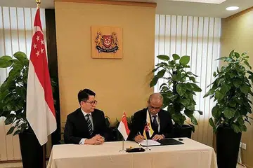 PERKUKUH HUBUNGAN SINGAPURA-BRUNEI: Encik Masagos (kanan) berkata Memorandum Persefahaman (MOU) yang dimeterai bersama Brunei akan memperdalam dan memperkukuh hubungan antara kededua negara. Bersamanya adalah Setiausaha Tetap Kedua (Pembangunan Sosial dan Keluarga), Encik Stanley Loh Ka Leung. - Foto MSF