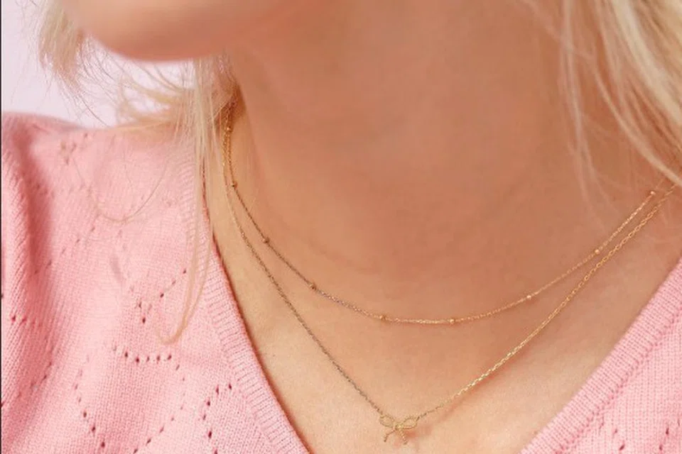 Rantai leher mikro dengan emas tulen 14K ($499) daripada J&Co Jewellery menambah sentuhan manis dan mudah dipadankan dengan sebarang pakaian.