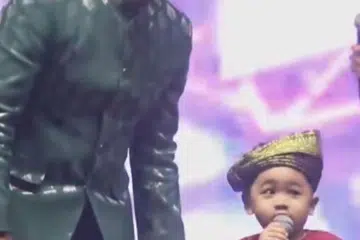 POTONG JALAN : Adik Arfa, dua tahun, menyanyikan lagu ‘Lemak Manis’ mendahului penyanyi asalnya, Roslan Madun