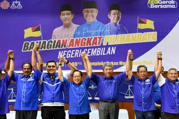 JENTERA UMNO:Timbalan Presiden Umno Datuk Seri Mohamad Hasan (tiga dari kanan) dan Pengerusi Perhubungan Umno Negeri Sembilan Datuk Seri Jalaluddin Alias (dua dari kanan) menghadiri perjumpaan dengan jentera pilihan raya di Kuala Pilah, Negeri Sembilan.