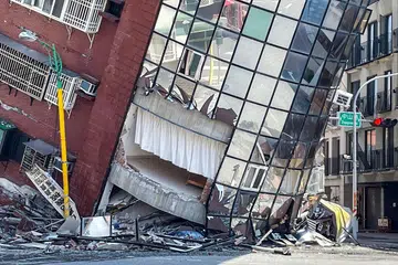 Foto yang dirakam oleh Central News Agency (CNA) Taiwan pada 3 April 2024 menunjukkan sebuah bangunan yang rosak di Hualien, selepas gempa bumi besar melanda timur Taiwan.