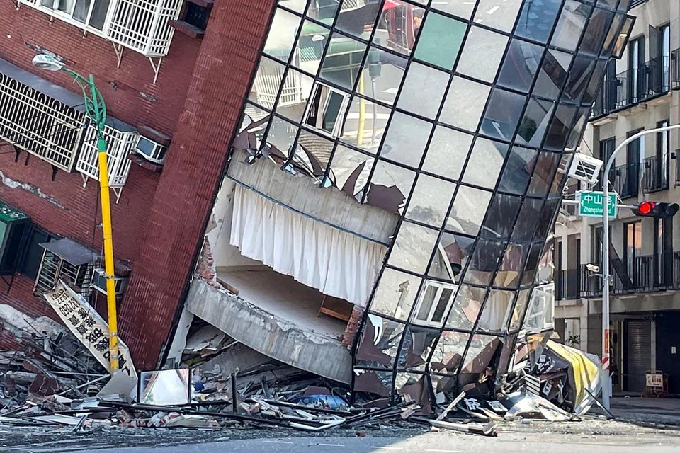 Foto yang dirakam oleh Central News Agency (CNA) Taiwan pada 3 April 2024 menunjukkan sebuah bangunan yang rosak di Hualien, selepas gempa bumi besar melanda timur Taiwan.