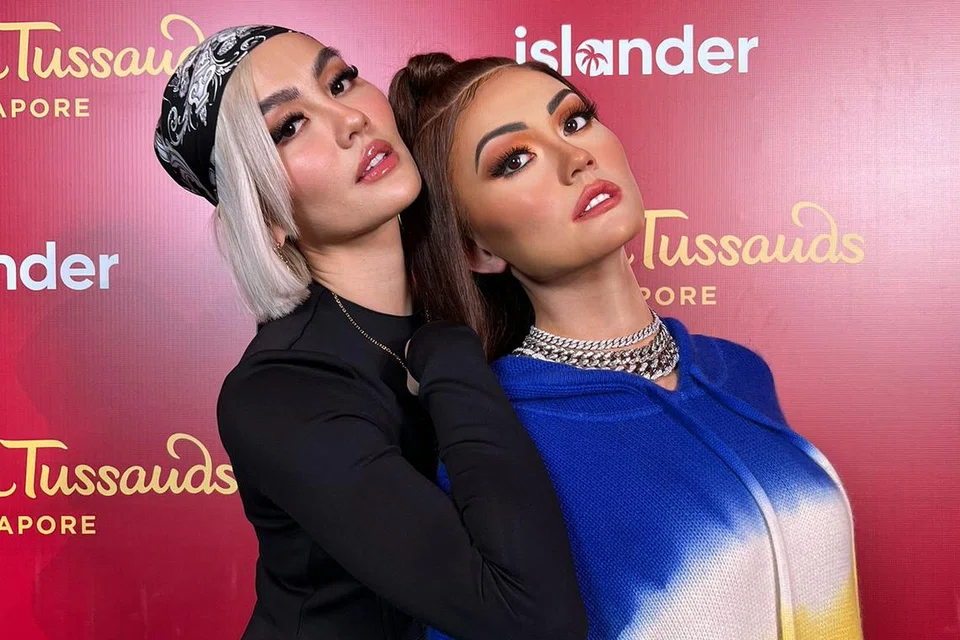 YANG MANA SATU TULEN?: Agnez Mo (kiri) yang bergambar dengan patung lilinnya teruja diberi penghargaan yang mengiktirafkan kejayaannya sebagai penghibur, model, ahli perniagaan dan ikon di Asia. - Foto MADAME TUSSAUDS SINGAPURA