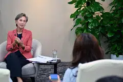 Menteri Penerangan dan Pembangunan Digital, Cik Josephine Teo, dalam satu wawancara media pada 28 Ogos yang diadakan di Kementerian Penerangan dan Pembangunan Digital. Beliau berkongsi rancangan pemerintah untuk memperkukuh keselamatan dalam talian untuk kanak-kanak dan remaja menyusuli pengumuman di Rapat Hari Kebangsaan.