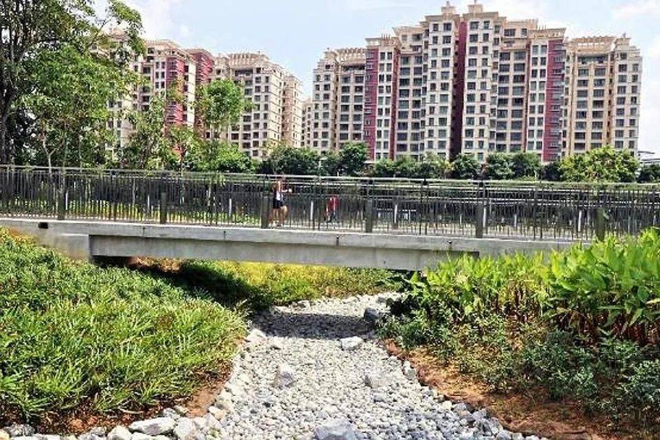 LEBIH TERHUBUNG: Penduduk boleh menikmati kehijauan di sepanjang laluan air dan mudah berkunjung ke pelbagai kemudahan di kawasan itu dengan jambatan pejalan kaki yang dibina atas laluan air di kawasan itu. - Foto PUB