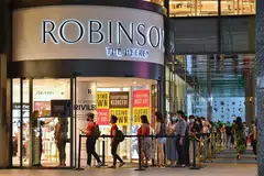 TUTUP GEDUNG: Robinsons telah memutuskan untuk menutup gedungnya di Heeren dan Raffles City disebabkan faktor seperti citarasa pengguna yang berubah dan tekanan kos seperti sewa. - Foto fail