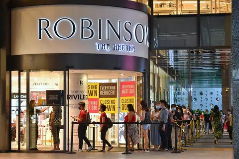 TUTUP GEDUNG: Robinsons telah memutuskan untuk menutup gedungnya di Heeren dan Raffles City disebabkan faktor seperti citarasa pengguna yang berubah dan tekanan kos seperti sewa. - Foto fail