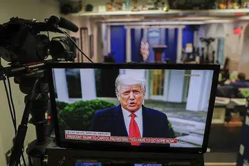 REAKSI PRESIDEN: Encik Donald Trump memberi ulasan di depan kamera di bilik taklimat berita di Rumah Putih kelmarin menyusuli keganasan yang tercetus di Capitol. Beberapa kumpulan telah masuk ke Capitol secara paksa bagi membantah keputusan pilihan raya 2020 yang dimenangi Encik Joe Biden. - Foto EPA-EFE