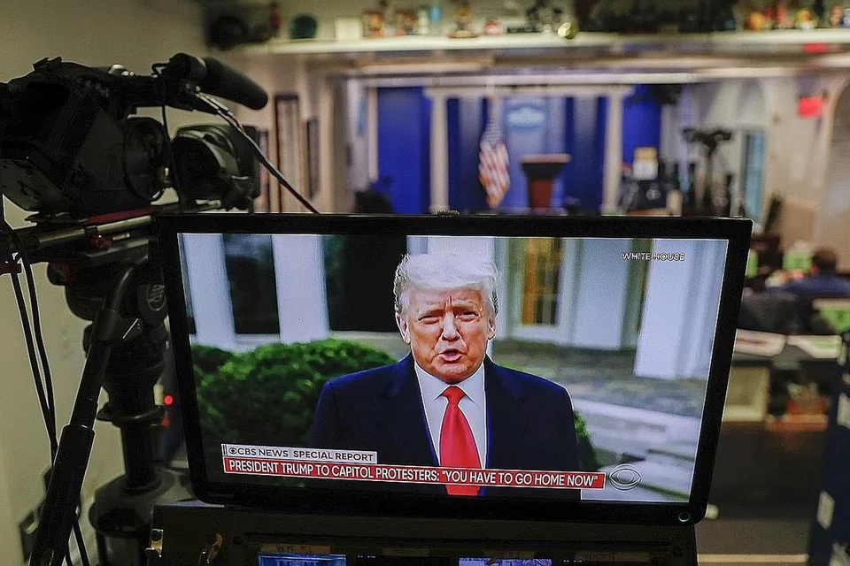 REAKSI PRESIDEN: Encik Donald Trump memberi ulasan di depan kamera di bilik taklimat berita di Rumah Putih kelmarin menyusuli keganasan yang tercetus di Capitol. Beberapa kumpulan telah masuk ke Capitol secara paksa bagi membantah keputusan pilihan raya 2020 yang dimenangi Encik Joe Biden. - Foto EPA-EFE
