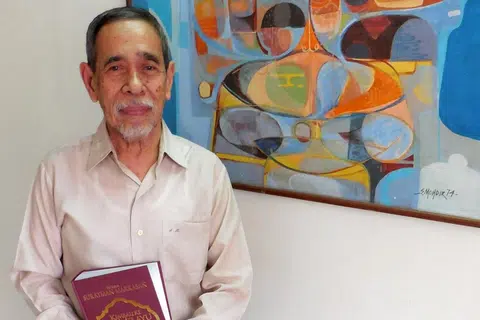Allahyarham Cikgu Haji Suratman Markasan merupakan seorang penulis novel, penyair dan pendidik Melayu veteran.