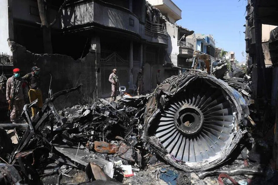 NAHAS PESAWAT: Bangkai pesawat Airbus A320 milik Pakistan International Airlines terdampar di tengah-tengah kawasan kediaman di Karachi, Pakistan pada 24 Mei. Siasatan pihak berkuasa menunjukkan kemalangan pesawat yang mengorbankan 97 orang berpunca daripada kesilapan juruterbang dan kawalan lalu lintas udara. - Foto EPA-EFE