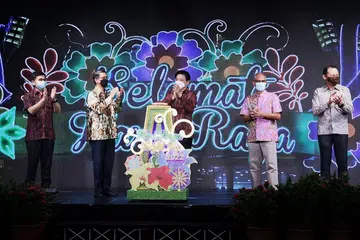 GEMERLAPAN LAMPU RAYA: (Dari kiri) Pengarah Ketua Eksekutif Persatuan Rakyat, Encik Lim Hock Yu; Menteri Negara (Ehwal Dalam Negeri merangkap Pembangunan Negara), Profesor Madya Muhammad Faishal Ibrahim; Encik Wong; Menteri Bertanggungjawab bagi Ehwal Masyarakat Islam, Encik Masagos Zulkifli Masagos Mohamad dan Mayor Majlis Pembangunan Masyarakat (CDC) South East, Encik Mohd Fahmi Aliman ketika merasmikan majlis penyalaan Lampu Hari Raya 2022 di Wisma Geylang Serai bulan lalu. - Foto fail