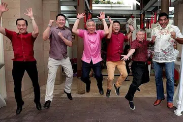 MERIAH DI RUMAH TERBUKA: Perdana Menteri Lee Hsien Loong (kedua dari kiri) di acara rumah terbuka kelmarin sempena Tahun Baru Cina di mana beliau telah memberi penghargaan kepada pemimpin akar umbi dan sukarelawan GRC Ang Mo Kio dan Sengkang West. - Foto FACEBOOK PM LEE
