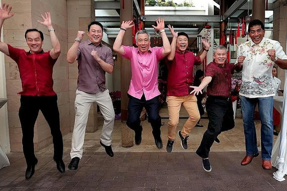MERIAH DI RUMAH TERBUKA: Perdana Menteri Lee Hsien Loong (kedua dari kiri) di acara rumah terbuka kelmarin sempena Tahun Baru Cina di mana beliau telah memberi penghargaan kepada pemimpin akar umbi dan sukarelawan GRC Ang Mo Kio dan Sengkang West. - Foto FACEBOOK PM LEE