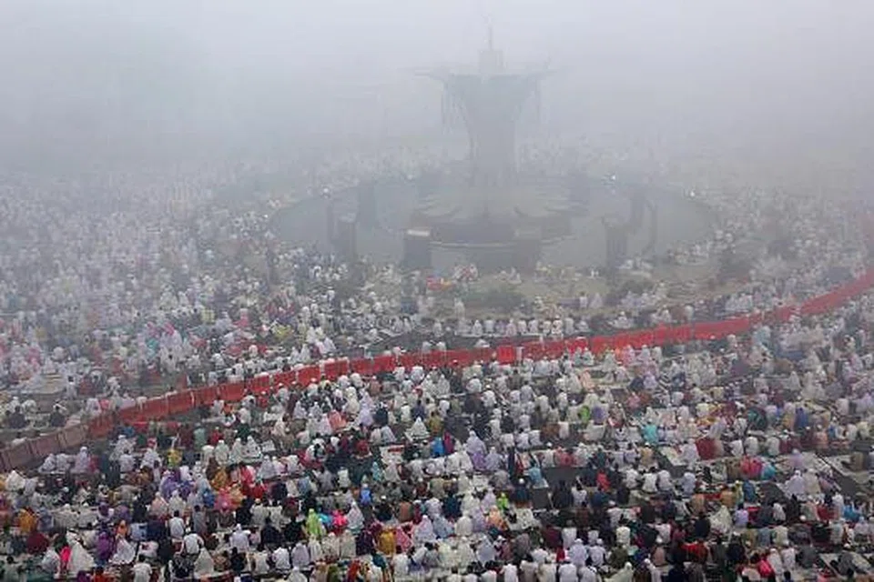 JERERBU TEBAL: Solat Aidiladha di Masjid Agung di Palembang diselubungi jerebu tebal. - Foto REUTERS
