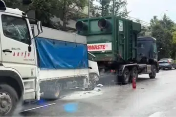 Menurut Pasukan Pertahanan Awam Singapura (SCDF) dan polis, kemalangan yang berlaku sekitar 3 petang berhampiran jejantas Toh Guan pada 10 Mac melibatkan kereta dan tiga lori.