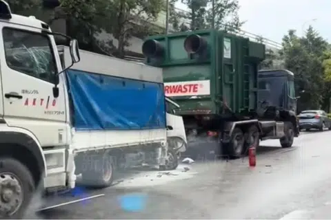 Menurut Pasukan Pertahanan Awam Singapura (SCDF) dan polis, kemalangan yang berlaku sekitar 3 petang berhampiran jejantas Toh Guan pada 10 Mac melibatkan kereta dan tiga lori.