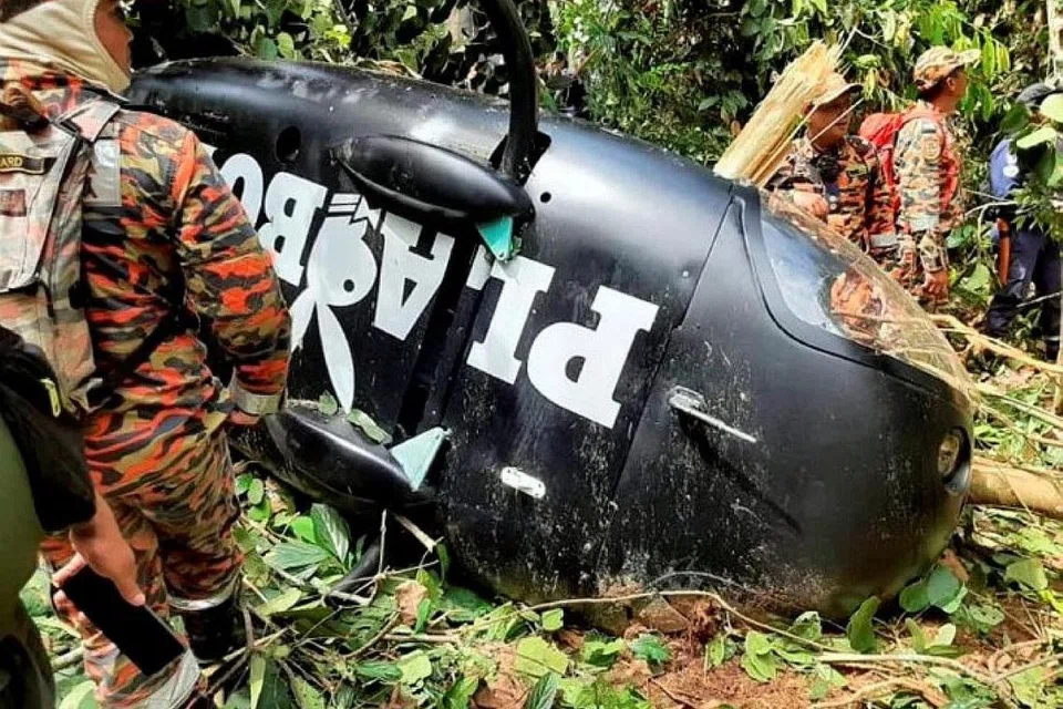 TERHEMPAS: Bangkai pesawat jenis Eurocopter yang ditemui di hutan selepas hilang dari radar sebaik berlepas dari Lapangan Terbang Sultan Abdul Aziz Shah, Subang kelmarin. - Foto ihsan JBPM