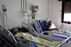MANGSA SERANGAN: Dua mangsa yang sedang menjalani rawatan di hospital adalah di antara 240 yang cedera dalam serangan dron ke atas akademi tentera di Homs, Syria, pada Rabu. 