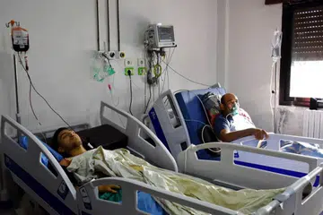 MANGSA SERANGAN: Dua mangsa yang sedang menjalani rawatan di hospital adalah di antara 240 yang cedera dalam serangan dron ke atas akademi tentera di Homs, Syria, pada Rabu. 
