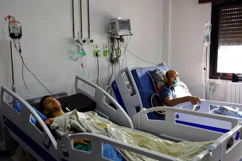 MANGSA SERANGAN: Dua mangsa yang sedang menjalani rawatan di hospital adalah di antara 240 yang cedera dalam serangan dron ke atas akademi tentera di Homs, Syria, pada Rabu. 