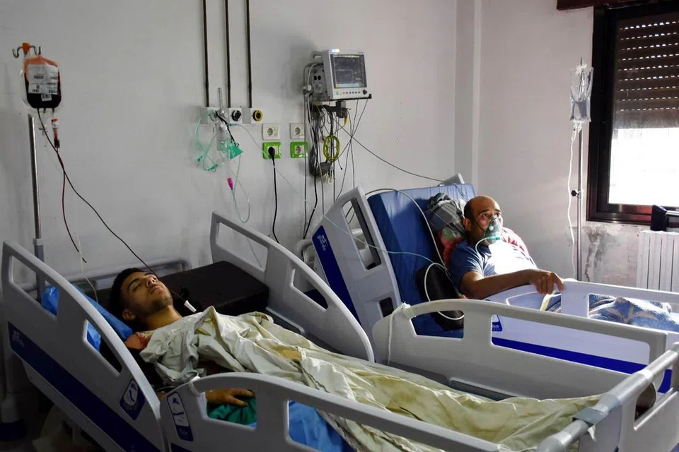 MANGSA SERANGAN: Dua mangsa yang sedang menjalani rawatan di hospital adalah di antara 240 yang cedera dalam serangan dron ke atas akademi tentera di Homs, Syria, pada Rabu. 