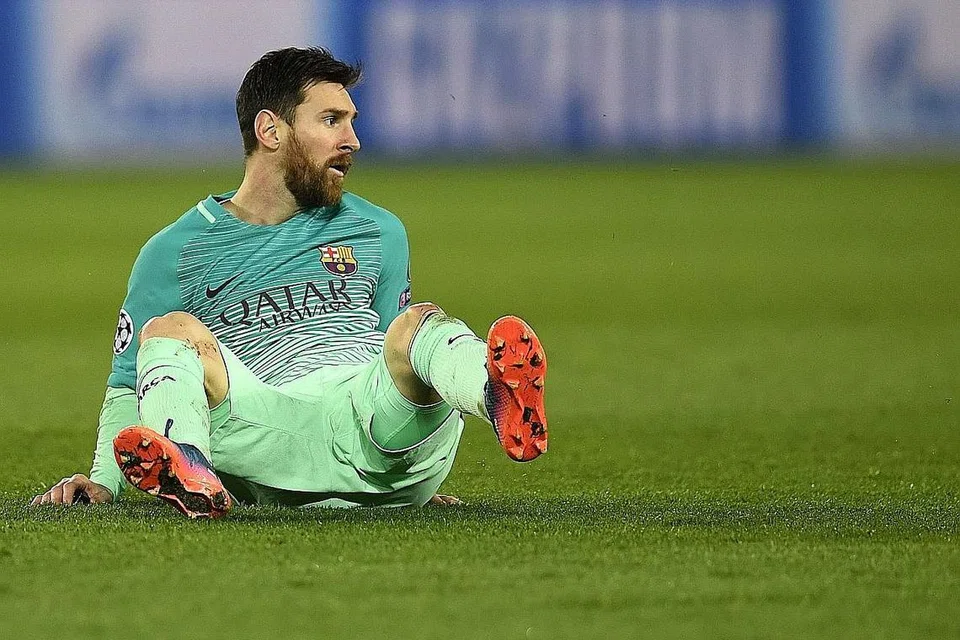 NASIB MALANG: Bintang Barcelona, Lionel Messi, terduduk di padang, mungkin menggambarkan nasib malang pasukannya yang dibelasah 0-4 oleh PSG dinihari semalam. - Foto AFP