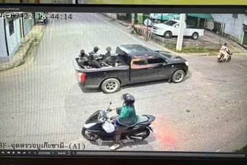 Rakaman kamera litar tertutup (CCTV) menunjukkan enam suspek berpakaian hitam menaiki sebuah kenderaan pacuan empat roda sebelum melepaskan tembakan dan membaling bom paip ke arah sekatan keselamatan Bukeh Sami di daerah Ra-ngae, wilayah Narathiwat, pada 22 Julai. Serangan itu mengorbankan lima anggota Renjer Thailand dan mencederakan enam orang awam, termasuk dua kanak-kanak, ketika pihak berkuasa giat memburu kumpulan bersenjata yang melarikan diri selepas kejadian.