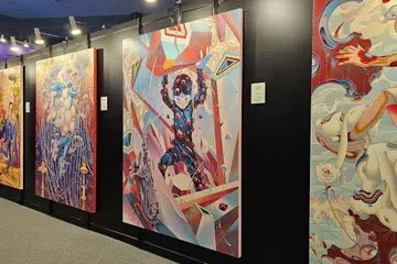 PAMERAN UNIK: Pameran kolaborasi bersama pelukis, James Jean, memaparkan lukisan yang diinspirasikan daripada perwatakan anggota kumpulan ‘boy band’ Korea, BTS dan lirik lagu mereka.