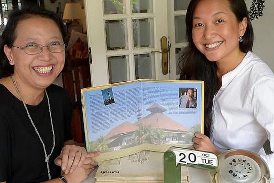 BANGGA: Cik Sarida Sannie dan Cik Sariyanti Sannie (kanan), anak-anak Allahyarham Sannie Abdul. - Foto TUKIMAN WARJI