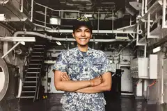 BERANI HARUNGI OMBAK: ME1 Sandyha Shukla memproses maklumat mengenai ancaman di permukaan bagi Pegawai Peperangan Utama (PO) membuat keputusan yang dimaklumkan mengenai bagaimana kapal perang itu patut melakukan serangan. - Foto MINDEF