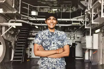 BERANI HARUNGI OMBAK: ME1 Sandyha Shukla memproses maklumat mengenai ancaman di permukaan bagi Pegawai Peperangan Utama (PO) membuat keputusan yang dimaklumkan mengenai bagaimana kapal perang itu patut melakukan serangan. - Foto MINDEF