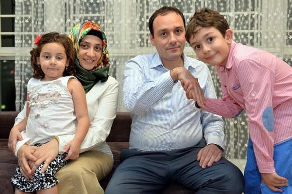 HARI RAYA SEKELUARGA: Mencium tangan orang lebih tua juga diamalkan di Turkey pada Hari Raya Aidilfitri seperti yang dilakukan anak Encik Sait Satar (kedua dari kanan), Ali Emre. Di sebelah mereka ialah isteri Cik Satar, Cik Imran, dan seorang lagi anak mereka, Esma Hanife. - Foto M.O. SALLEH